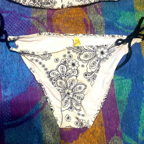 LG BIKINI Black and white Beach Club Society - Picture 3 of 3